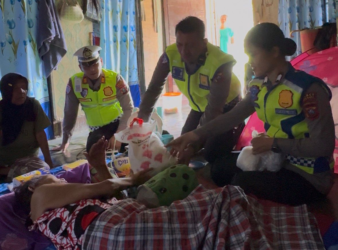 Satlantas Polres Batu Bara Gelar Jumat Berkah, Bagikan Sembako di Jalinsum Lima Puluh–Indrapura