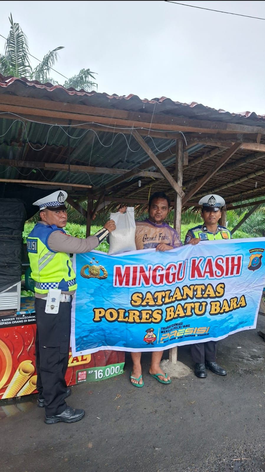Satlantas Polres Batu Bara Gelar Minggu Kasih, Bagikan Sembako kepada Warga yang Membutuhkan