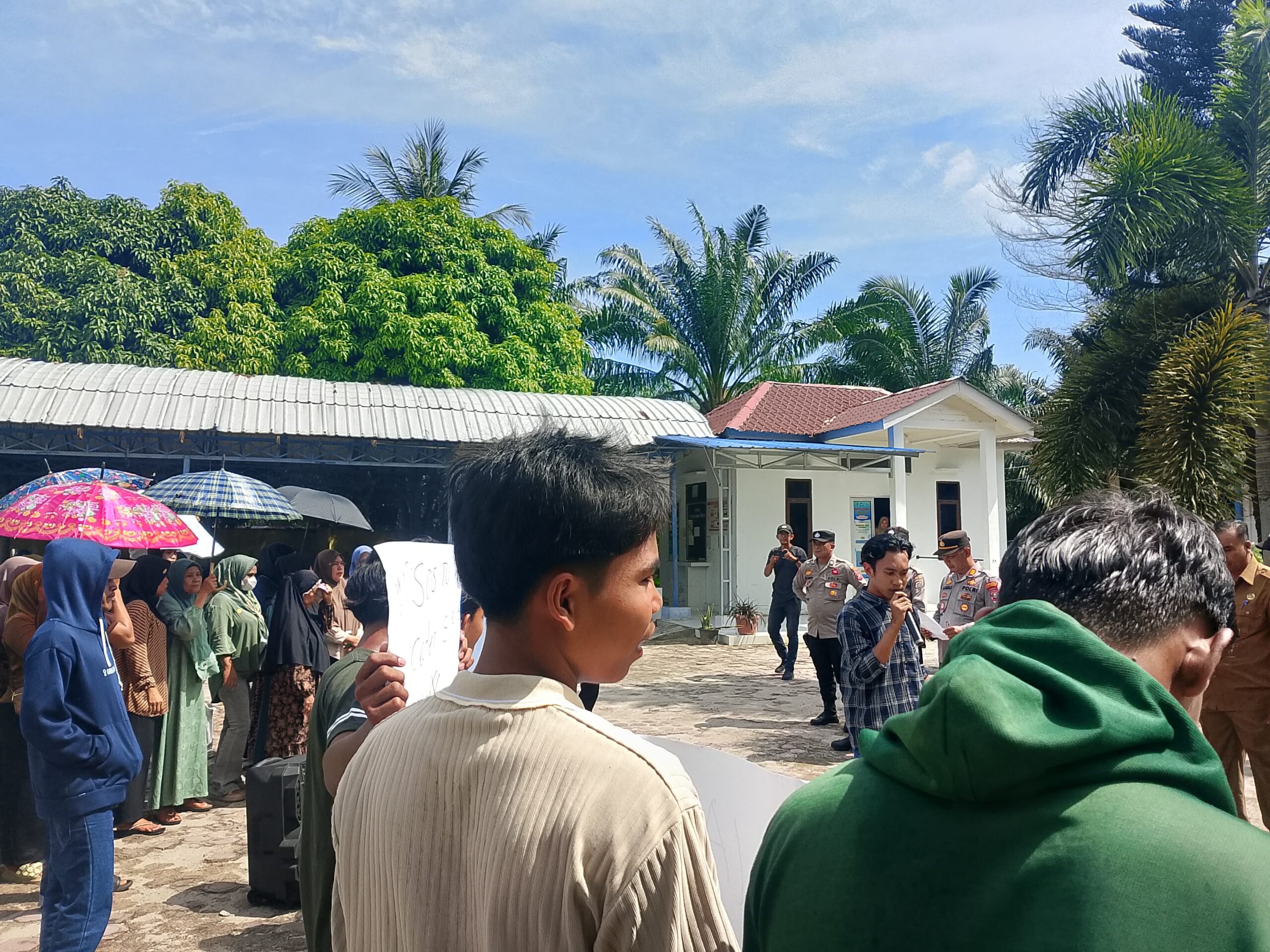 GEMBARA dan Warga Dusun XIII Desa Perupuk Demo Dinas Sosial Batu Bara, Tuntut Pendataan Ulang Penerima Bansos